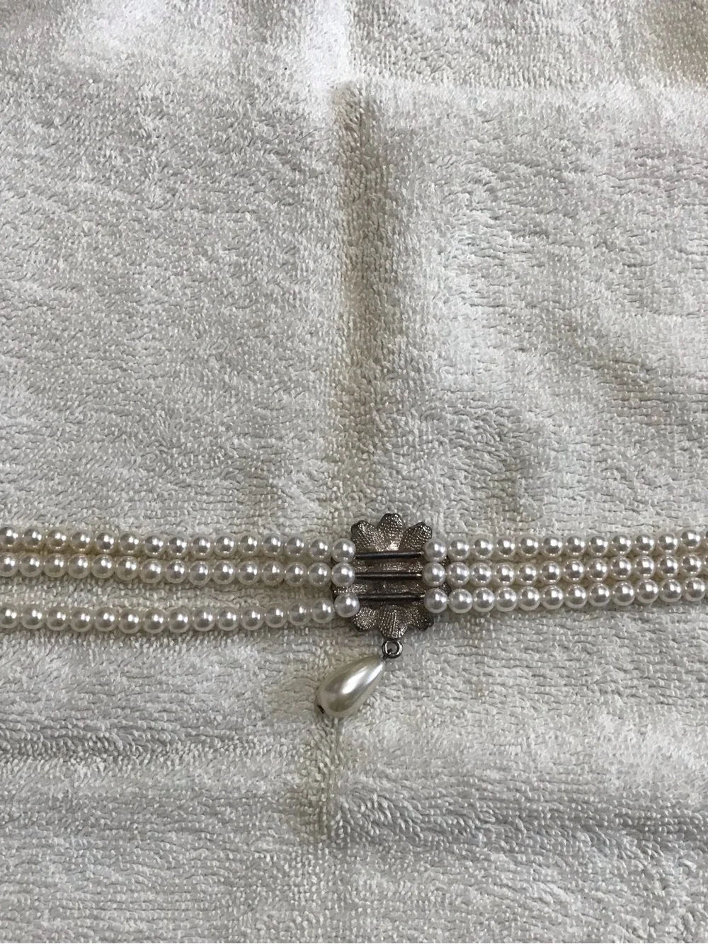 Vintage-Inspired Pearl Choker Necklace with Teardrop Pendant